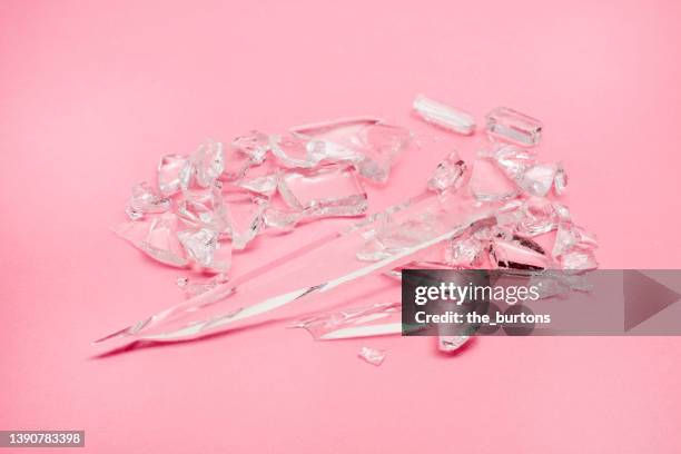 glass shards on pink background - vidro partido imagens e fotografias de stock