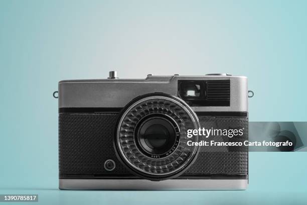 vintage film camera - movie still stock-fotos und bilder