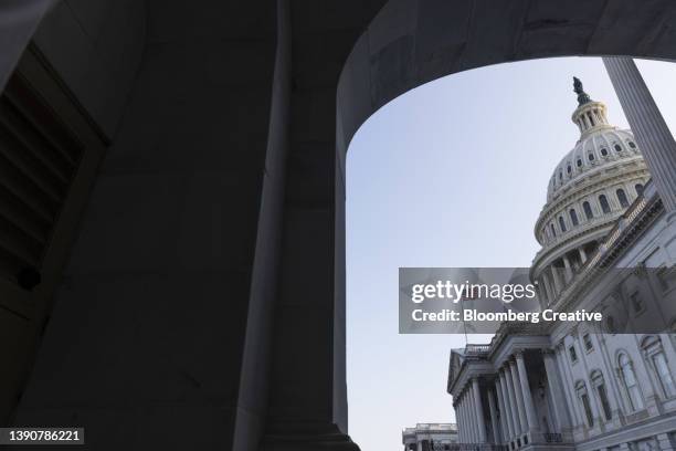 the u.s. capitol - us senate photos et images de collection