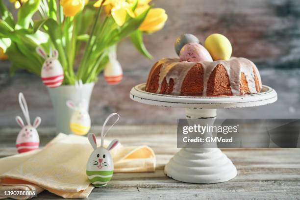 pastel bundt con huevos de pascua - pastel bundt fotografías e imágenes de stock