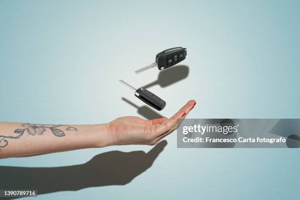 hand throwing key car in air - car keys hand stockfoto's en -beelden