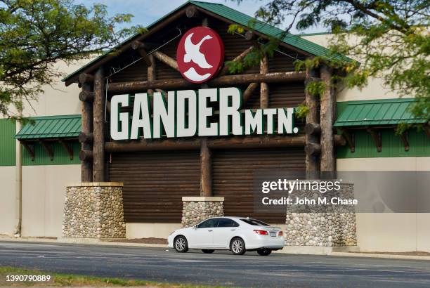 gander mountain store covid-19 vaccination site - log cabin logo stock pictures, royalty-free photos & images