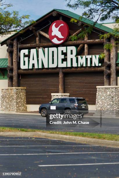 gander mountain store covid-19 vaccination site - log cabin logo stock pictures, royalty-free photos & images