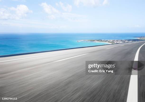 driving on coastal road - perspectiva de un coche fotografías e imágenes de stock