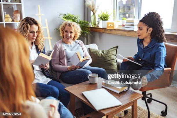 grupo de personas durante la terapia psicológica en interiores - club de lectura fotografías e imágenes de stock