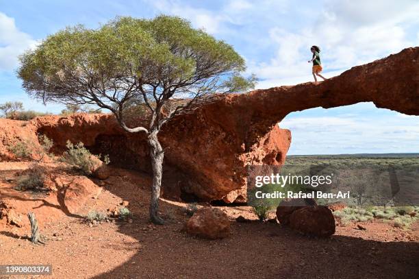 young australian girl crossig over london bridge arch in western australia - australasia fotografías e imágenes de stock