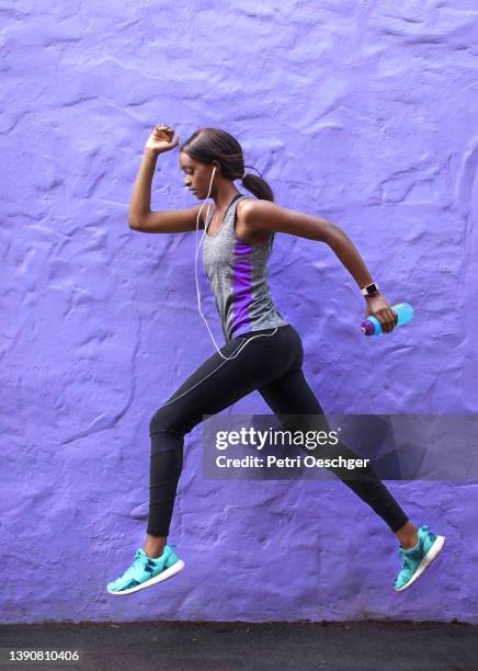 a young african woman exercising outdoors. - cape town city stock pictures, royalty-free photos & images