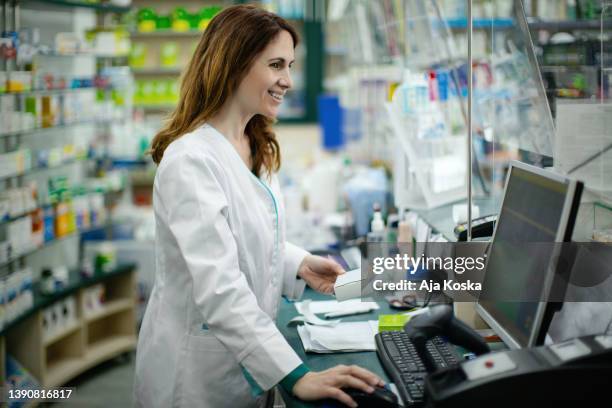 Pharmacist Computer Pharmacy Computer Screen Photos and Premium High Res Pictures - Getty ...