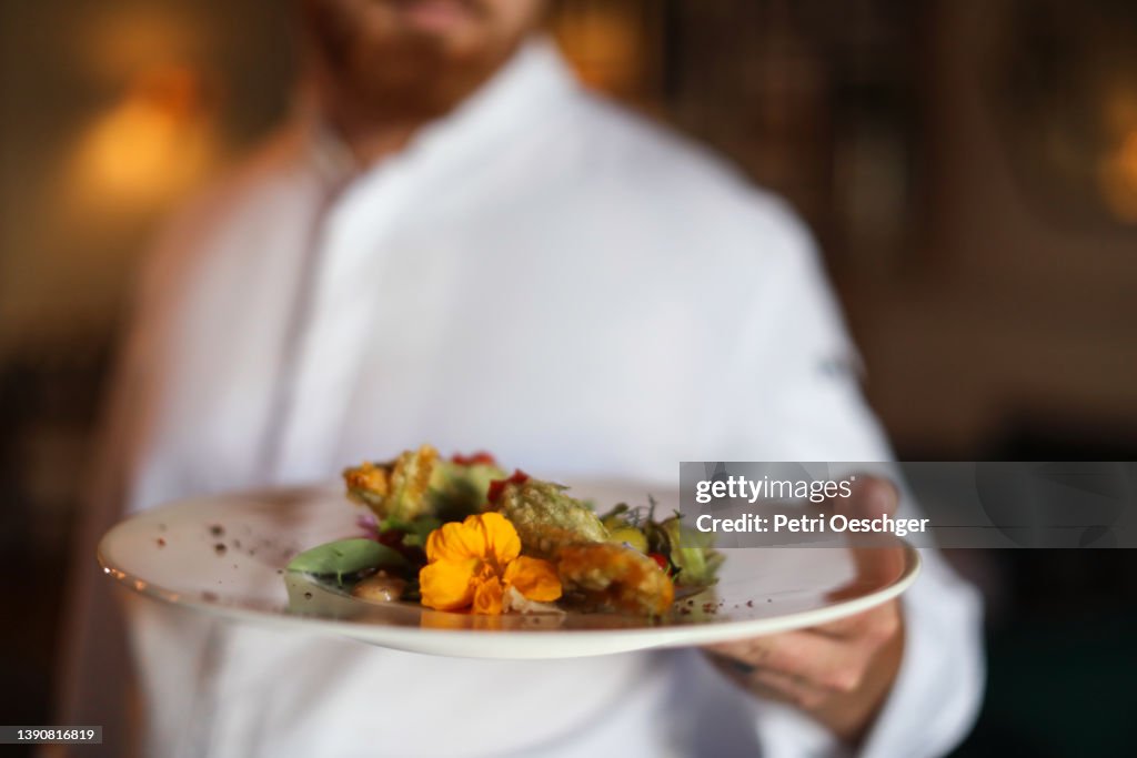 Le chef cuisinier d’un restaurant gastronomique préparant le service du dîner.