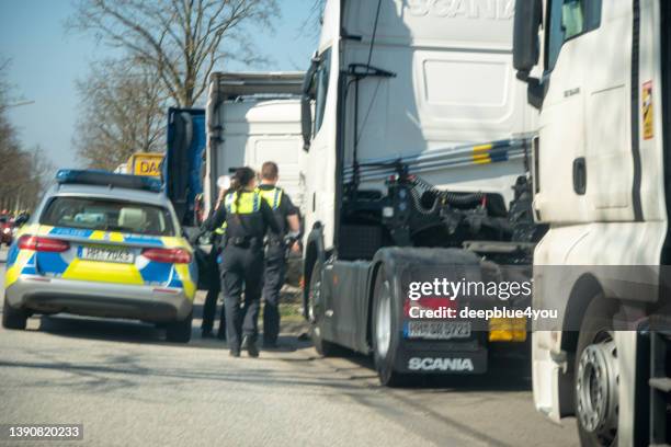 police carry out a check on trucks, 
on the outskirts of hamburg, germany - police scrutiny stock pictures, royalty-free photos & images