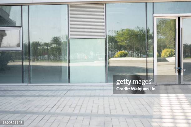 glass wall - skyscraper entrance stock pictures, royalty-free photos & images