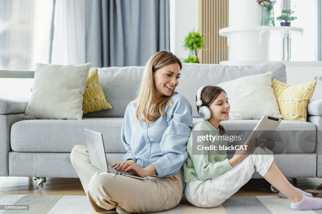 Mère et fille joyeuses utilisant la technologie sans fil