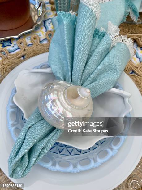 table setting with shells - blue tablecloth stockfoto's en -beelden