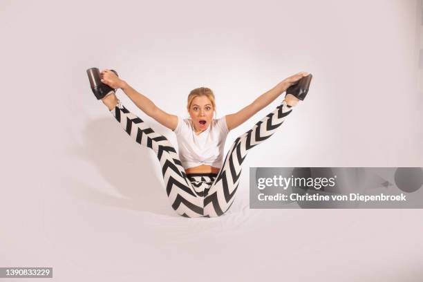 sportive young   woman in geometric fashion - junge frau allein stock-fotos und bilder