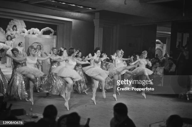 841 Lido Cabaret Photos and Premium High Res Pictures - Getty Images