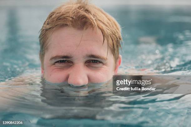 man swimming in a pool - thermal pool stock pictures, royalty-free photos & images