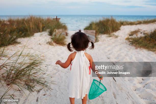 rear view of girl at sea - baby sommer stock pictures, royalty-free photos & images