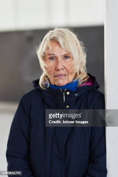 senior woman looking at camera - facing fear stock-fotos und bilder
