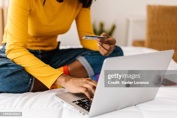 close up woman hands using credit card to buy online on laptop - compras em casa imagens e fotografias de stock