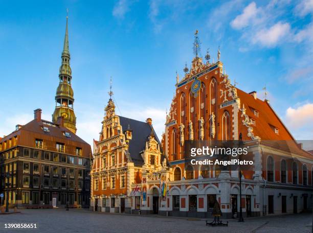 house of blackheads at sunset- riga - riga stock pictures, royalty-free photos & images