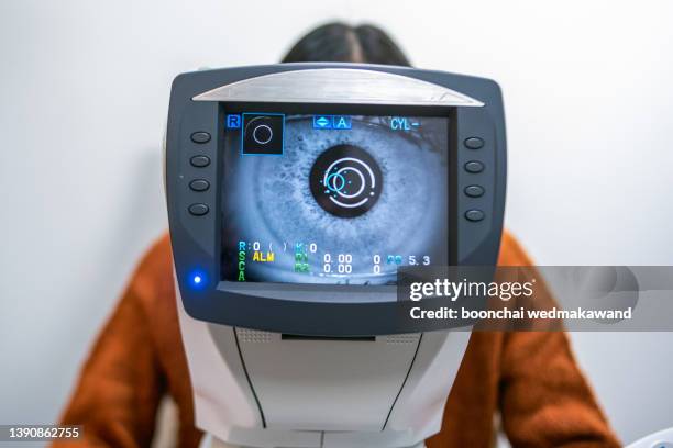 a women having an eye exam at ophthalmologist's office. - miopia foto e immagini stock