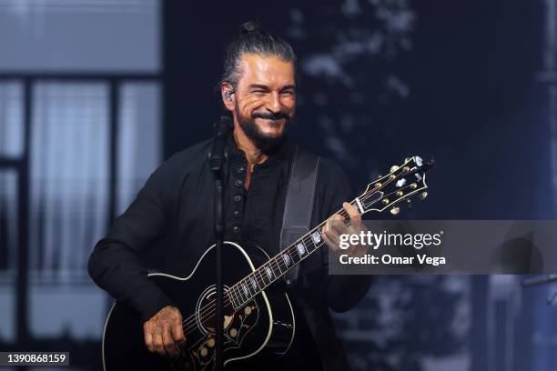 Singer-songwriter Ricardo Arjona performs live on stage during the 'Blanco y Negro" Tour 2022 at Texas Trust CU Theatre on April 8, 2022 in Grand...