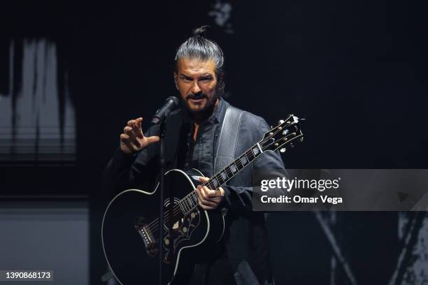 Singer-songwriter Ricardo Arjona performs live on stage during the 'Blanco y Negro" Tour 2022 at Texas Trust CU Theatre on April 8, 2022 in Grand...