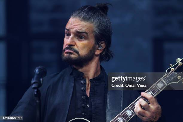 Singer-songwriter Ricardo Arjona performs live on stage during the 'Blanco y Negro" Tour 2022 at Texas Trust CU Theatre on April 8, 2022 in Grand...