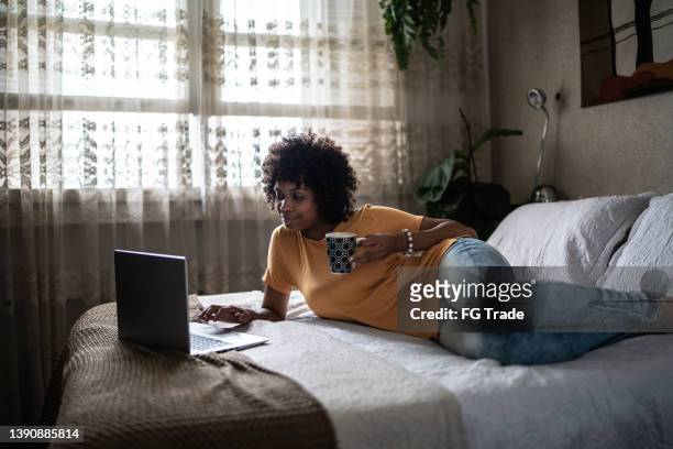 young woman using the laptop on the bed at home - free download photo stock pictures, royalty-free photos & images