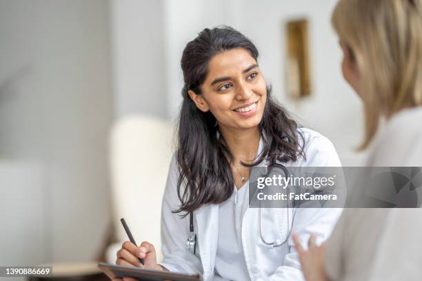 visita di assistenza domiciliare con una donna anziana - medical examination of young foto e immagini stock