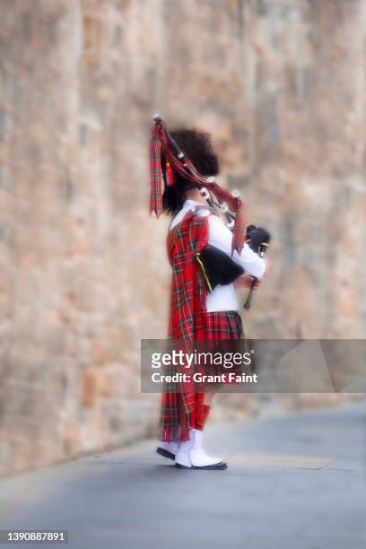 bag piper playing at the royal mile. - piper stock pictures, royalty-free photos & images