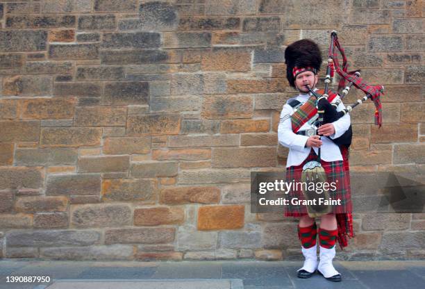 bag piper playing at the royal mile. - gaita de foles imagens e fotografias de stock