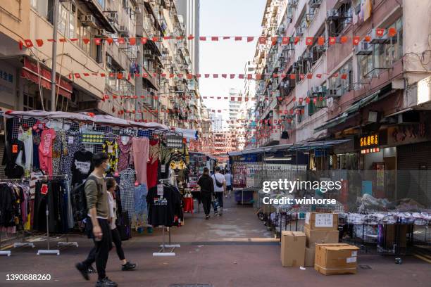 temple street in kowloon, hong kong - temple street market stock pictures, royalty-free photos & images