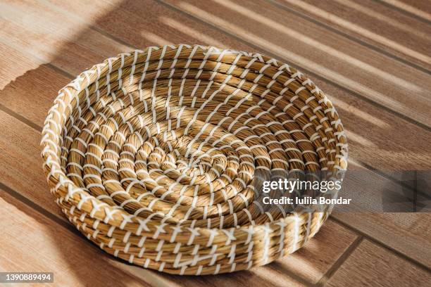 seagrass basket - tressé photos et images de collection