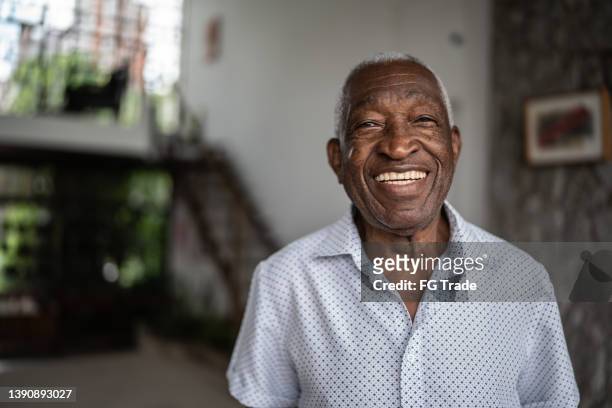 retrato de un anciano en casa - afro americano fotografías e imágenes de stock
