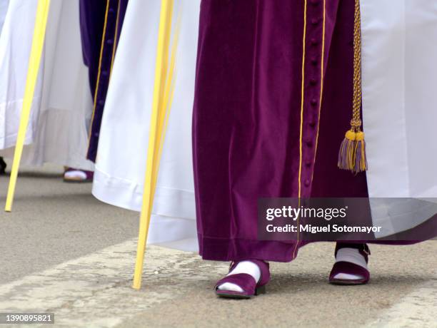 people dressed in purple for holy week - penitente people - fotografias e filmes do acervo
