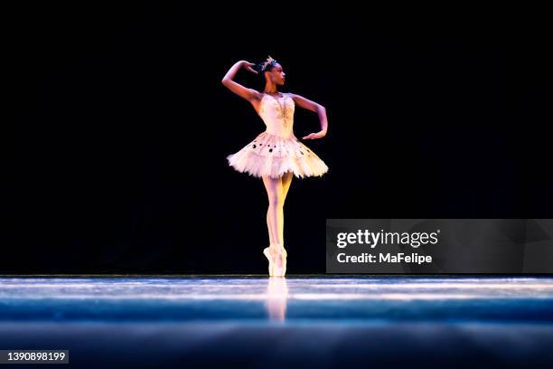 schwarzes mädchen tanzt raymonda-ballett auf der bühne - ballerinas stock-fotos und bilder