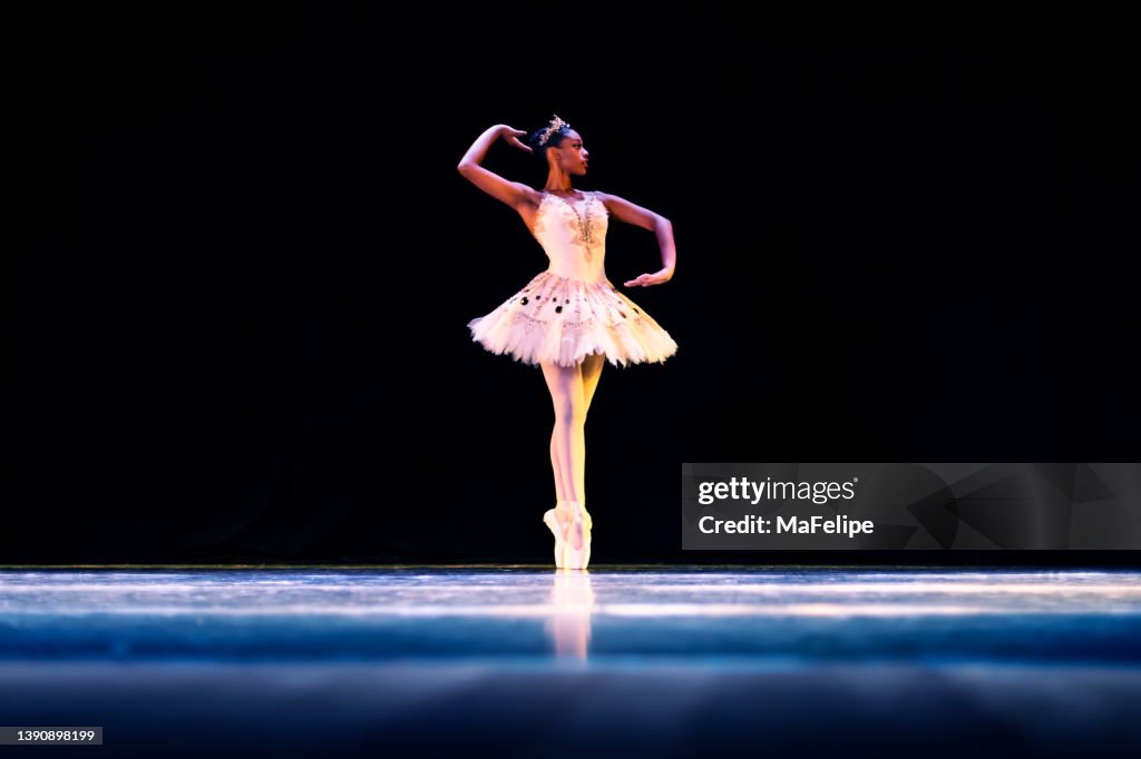 Chica negra bailando el ballet de Raymonda en el escenario