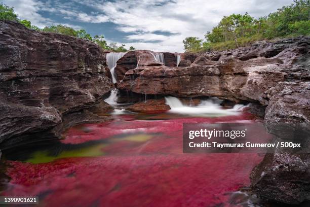 crystal river - cao cristales,venesuela,scenic view of waterfall against sky,la macarena,meta,colombia - departamento de meta fotografías e imágenes de stock