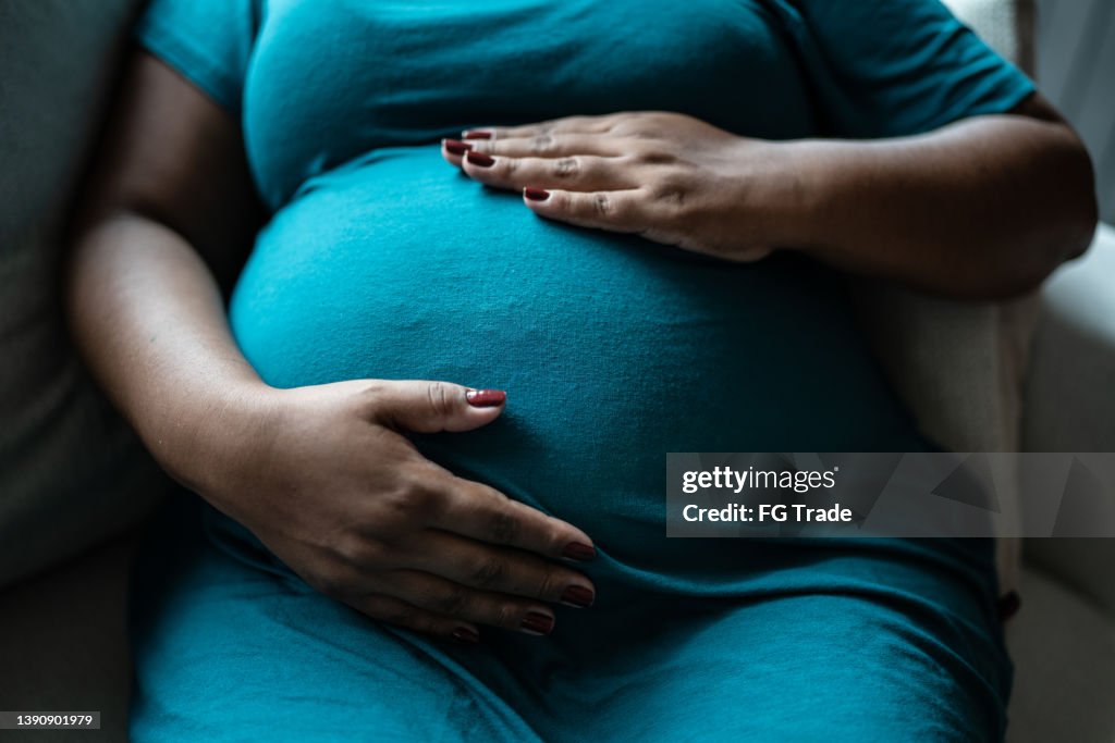 Femme enceinte toucher son ventre