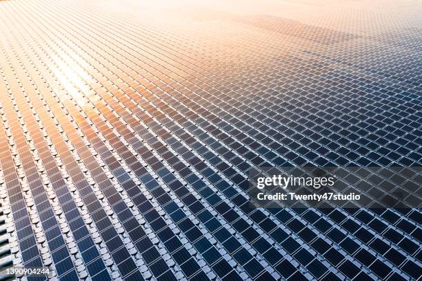 floating solar farm in the dam - hydroelectric power photos et images de collection