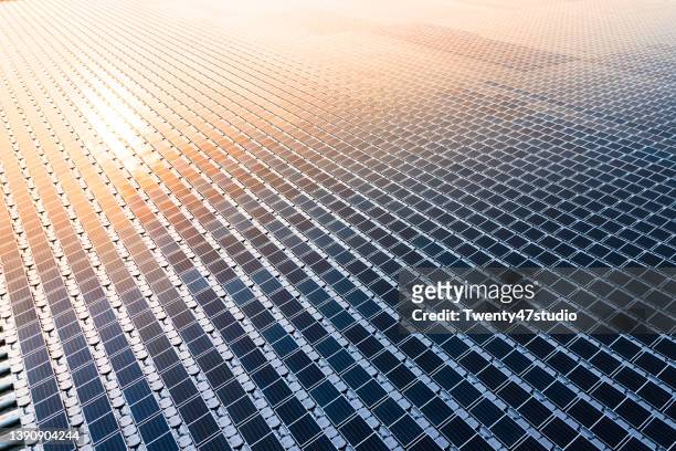 floating solar farm in the dam - hydroelectric power 個照片及圖片檔