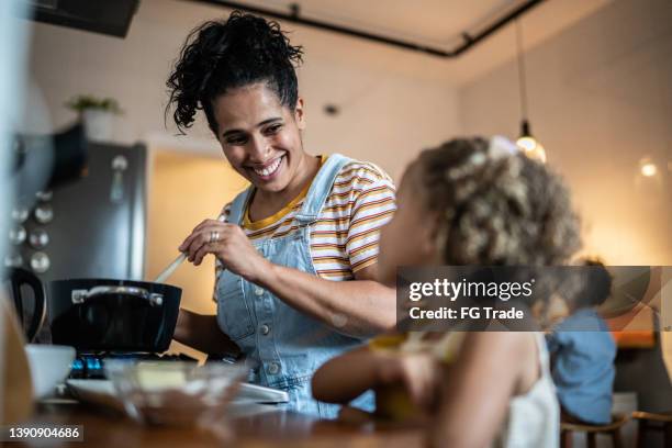 mother and daughter cooking together at home - 一家人在家 個照片及圖片檔