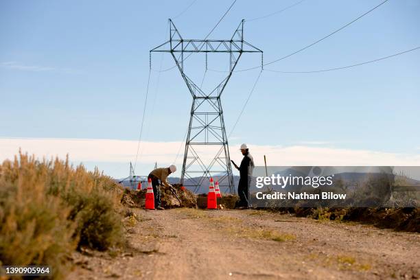 rural electrical linemen burial - electricity pylon stock-fotos und bilder