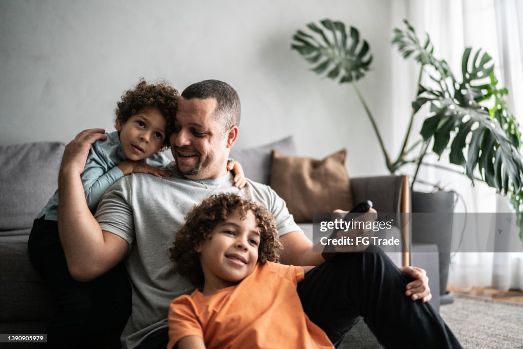 Vater und Söhne beim Fernsehen zu Hause