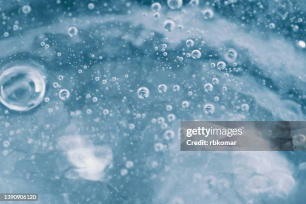abstract blue background. the texture of transparent water with bubbles - frothy drink stock-fotos und bilder