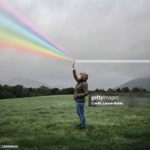 magnifying glass rainbow - prisma stockfoto's en -beelden