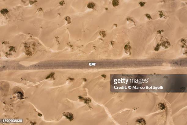 car driving on dirt track in the desert, lanzarote, spain. - vue en plongée verticale photos et images de collection