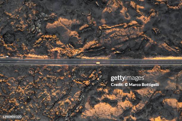 road among volcanic landscape in lanzarote, spain - extreem terrein stockfoto's en -beelden