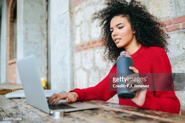 woman with laptop and reusable bottle outdoors - bottles glass top stockfoto's en -beelden